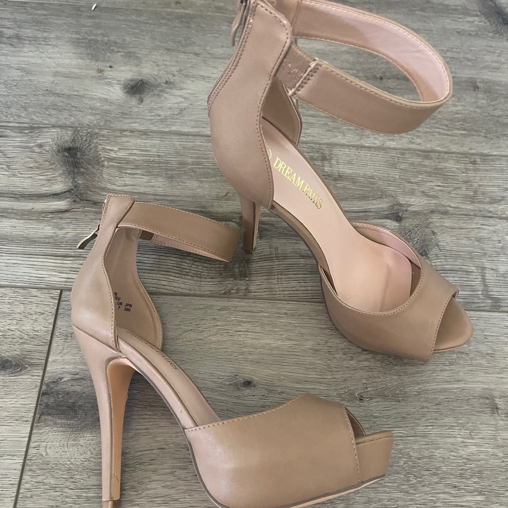 Dream Pairs Nude platform Stilettos. Size 9